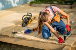 Tischlerin ist am arbeiten